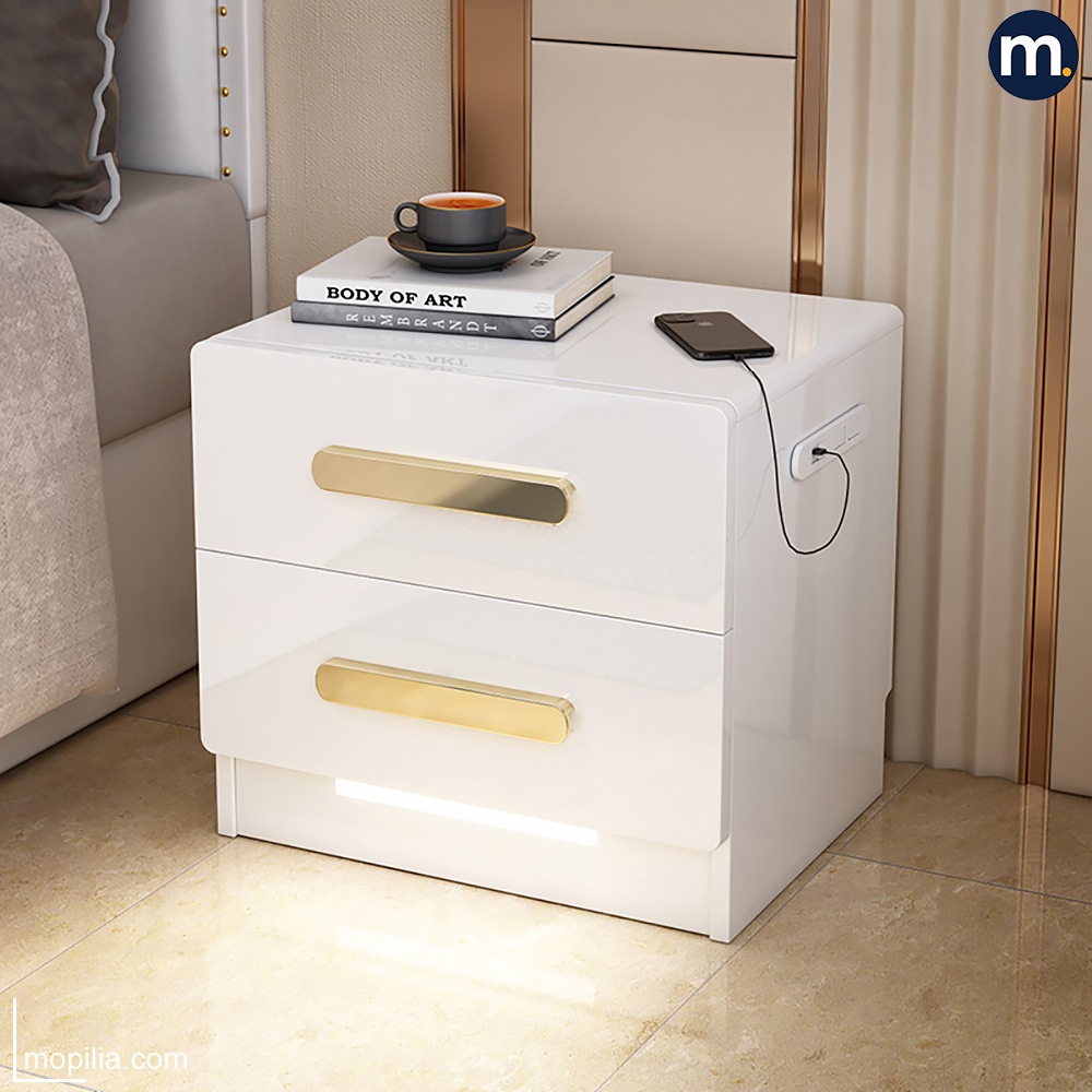 Cellini Luxury Line Side Table Side Table Cellini Luxury Line تجمع بين الكلاسيك والفخامة، مصنوعة من خشب كونتر بتشطيب ناعم، أرجل زان طبيعي، وأكسسوارات إيطالي راقية. Keywords: ترابيزة جانبية كلاسيك، Side Table فاخرة، أثاث راقي، خشب كونتر
