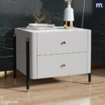 Santos Luxury Line Side Table ترابيزة جانبية Santos Luxury Line بتصميم هندسي أنيق، مصنوعة من خشب الكونتر عالي الجودة، مزودة بأرجل زان طبيعي، أكسسوارات إيطالي، وأدراج Soft Close. متاحة بتنجيد عالي الجودة أو PVC مع إمكانية إضافة شاحن وايرليس بالطلب. مناسبة لغرفة المعيشة أو بجانب السرير. ترابيزة جانبية، Side Table، ترابيزة مودرن، خشب كونتر، Luxury Side Table، ترابيزة جنب كنبة، Soft Close