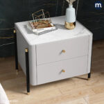 Santos Luxury Line Side Table ترابيزة جانبية Santos Luxury Line بتصميم هندسي أنيق، مصنوعة من خشب الكونتر عالي الجودة، مزودة بأرجل زان طبيعي، أكسسوارات إيطالي، وأدراج Soft Close. متاحة بتنجيد عالي الجودة أو PVC مع إمكانية إضافة شاحن وايرليس بالطلب. مناسبة لغرفة المعيشة أو بجانب السرير. ترابيزة جانبية، Side Table، ترابيزة مودرن، خشب كونتر، Luxury Side Table، ترابيزة جنب كنبة، Soft Close