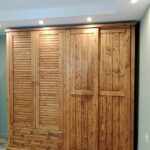 دواليب خشب كونتر بني بلمسة كلاسيكية