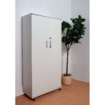 ⁦دواليب خشب كونتر أبيض بتصميم أنيق⁩ - الصورة ⁦2⁩